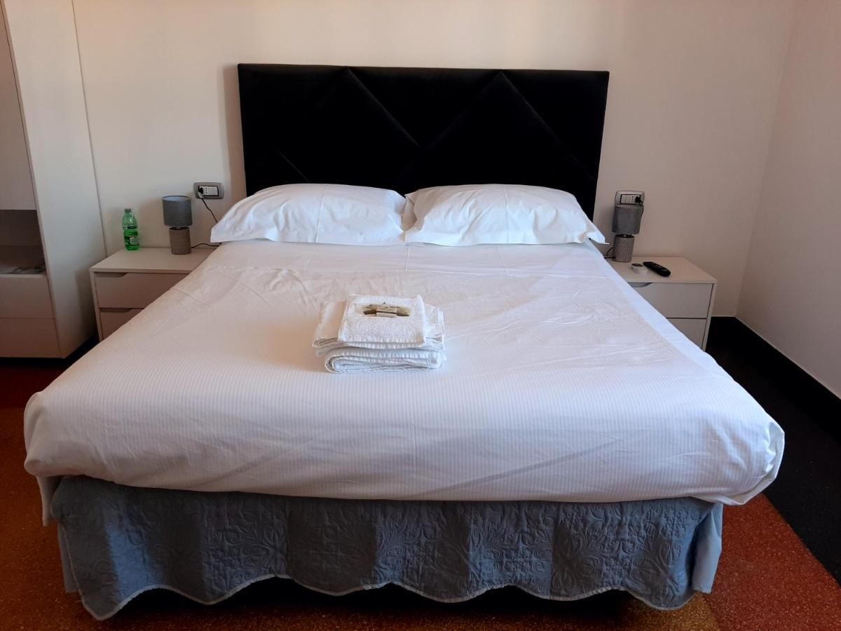 La Lanterna Di Angelo Hotel Генуа Екстериор снимка